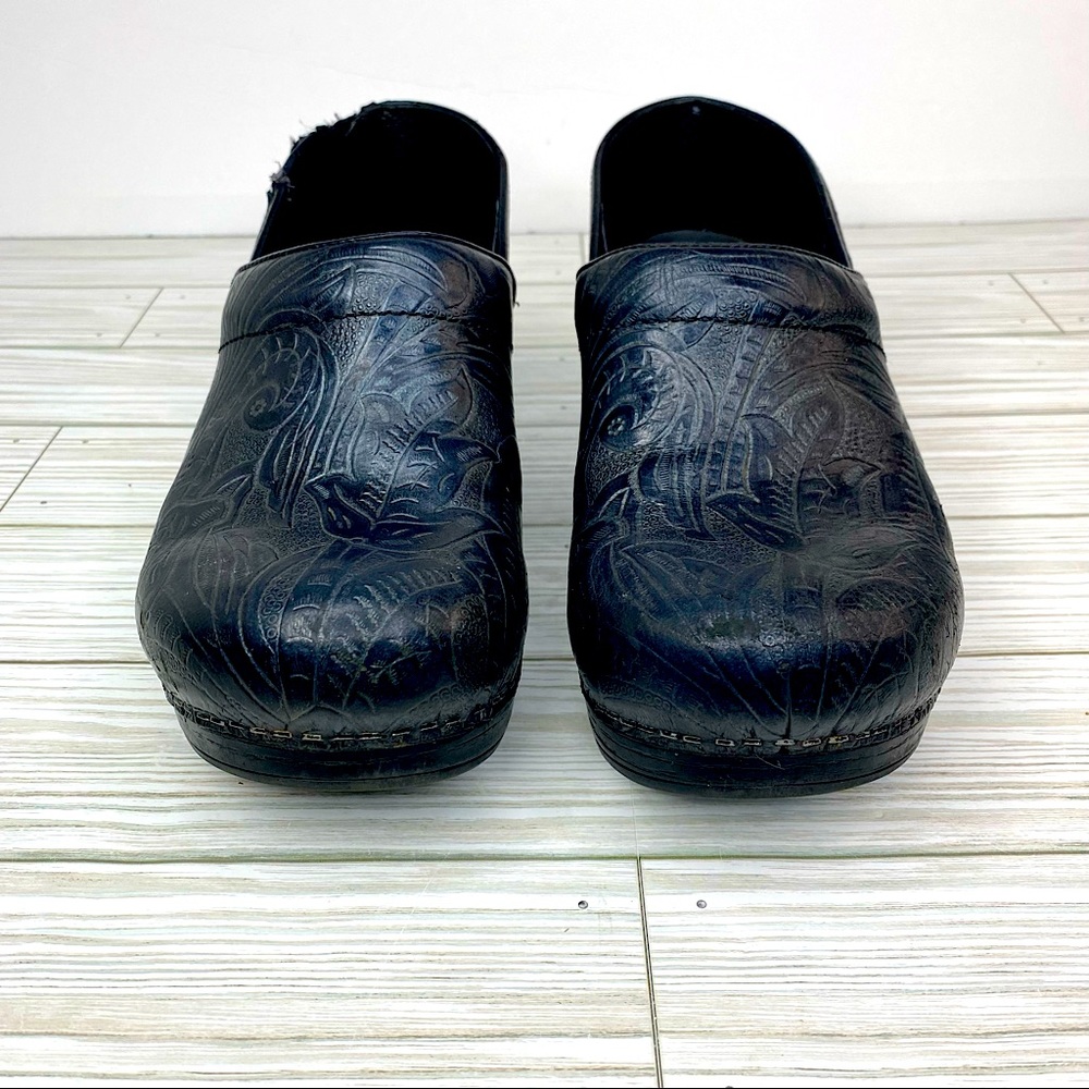 Dansko 40 Black Embossed Clog